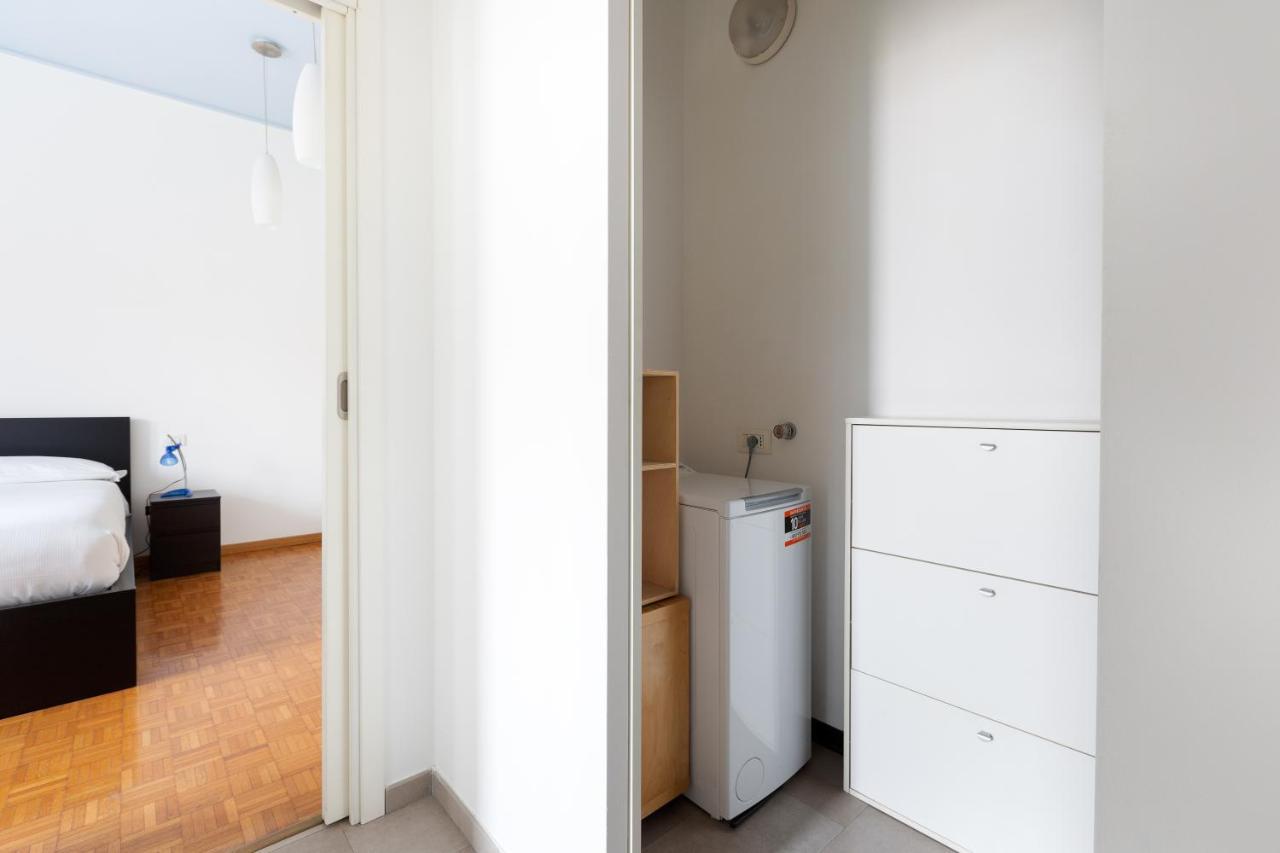 Cozy Apt With Balcony - Mm2 Sant'Agostino Appartement Milaan Buitenkant foto