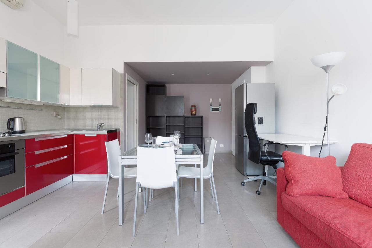 Cozy Apt With Balcony - Mm2 Sant'Agostino Appartement Milaan Buitenkant foto
