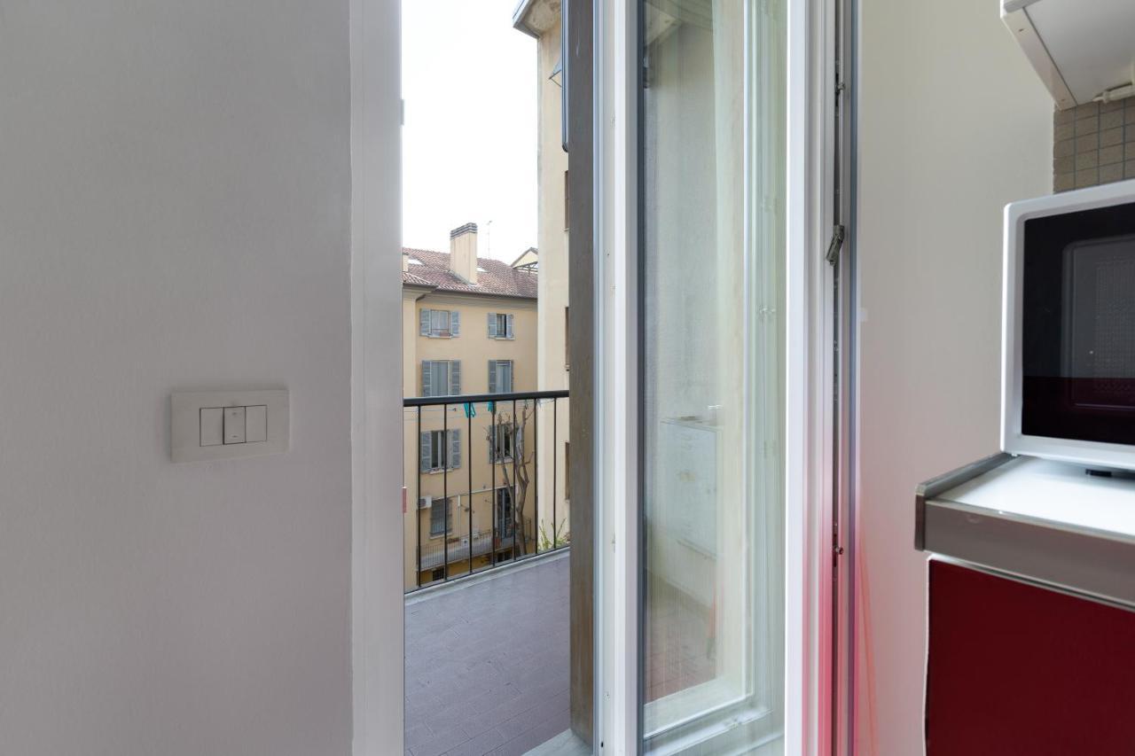 Cozy Apt With Balcony - Mm2 Sant'Agostino Appartement Milaan Buitenkant foto